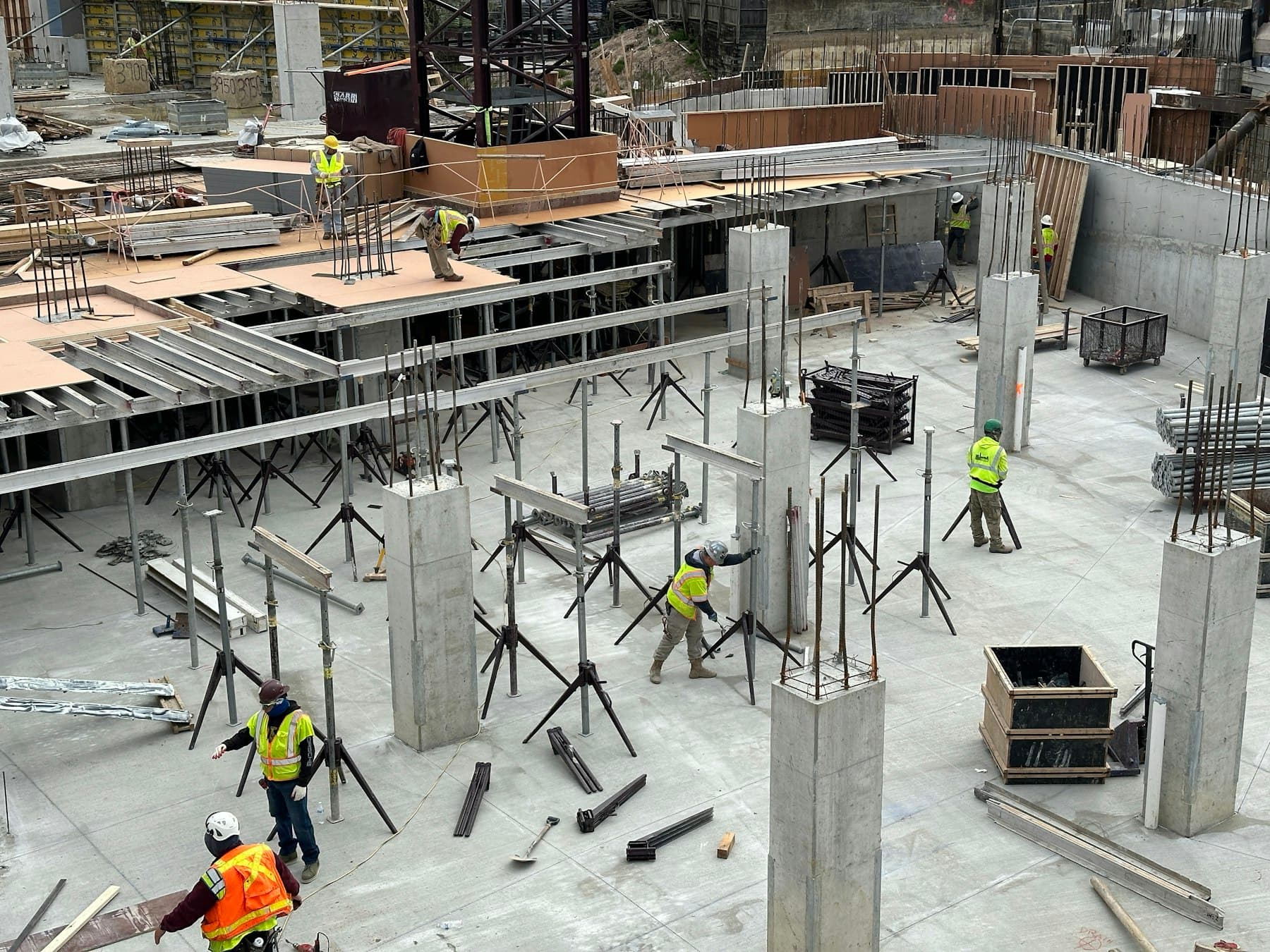 Rohbau mit Betonstützen und Deckenschalung