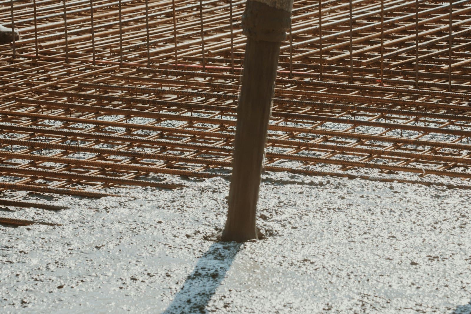 Bewehrungsmatten und Betonpumpe beim Betonieren einer Bodenplatte